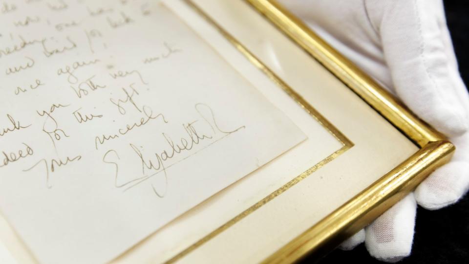 Ein handgeschriebener Brief der verstorbenen Queen Elizabeth II. (Bild: dpa)