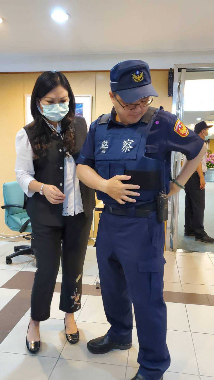 林燕祝表示，台南市2千多名警察，竟然只有1百多件堪用防彈衣，擔憂員警生命安全。（圖／南市議員林燕祝提供）