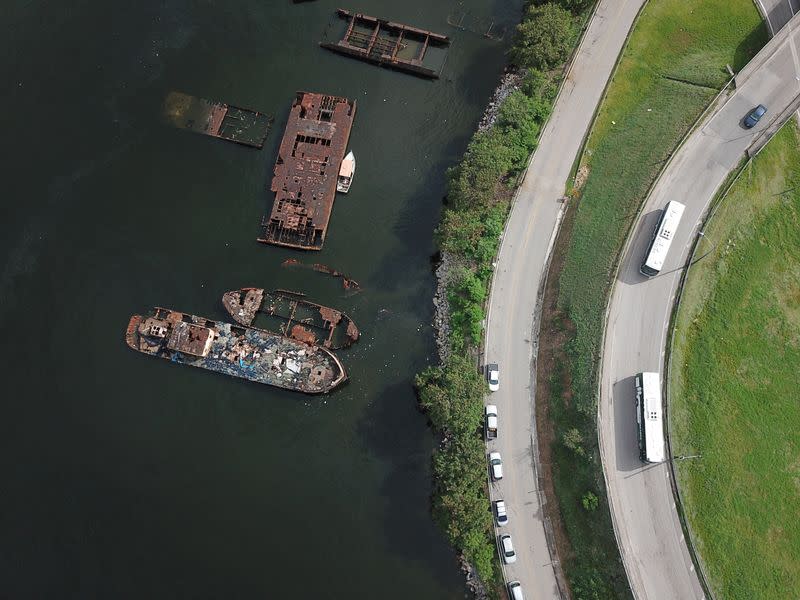 Barcos abandonados en la Bahía de Guanabara, en Niteroi, en el estado de Río de Janeiro, Brasil.