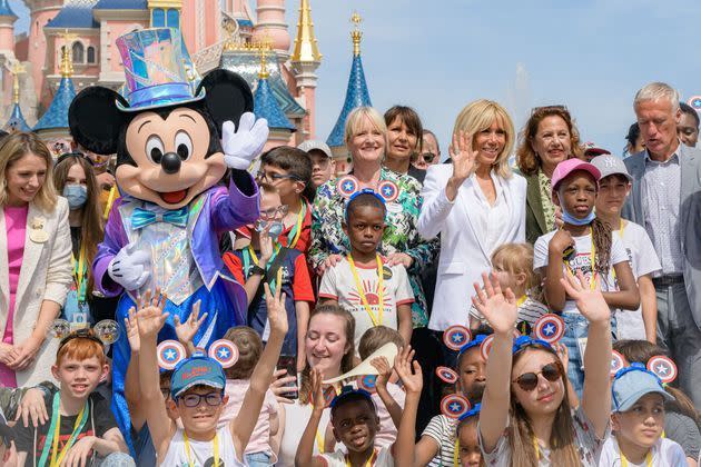 <p>Brigitte Macron et Didier Deschamps ont accompagné 500 enfants et leurs proches à Disneyland Paris, mercredi. </p>