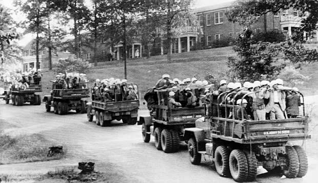 Camiones de Marshals enviados por Robert Kennedy para garantizar el acceso a la Universidad de Misisipi de James Howard Meredith (Wikimedia commons)