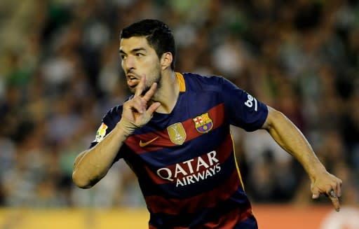 El uruguayo Luis SuÁrez celebra un gol de Barcelona en el campo del Betis, en partido de la liga española jugado el 30 de abril de 2016 en Sevilla (AFP | CRISTINA QUICLER                    )