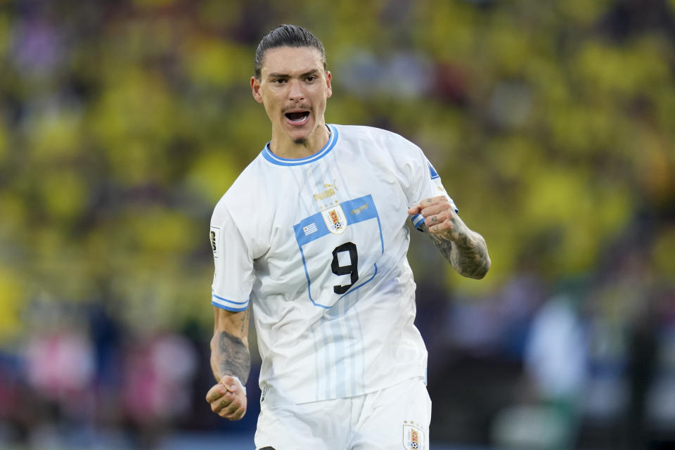 El delantero uruguayo Darwin Núñez celebra tras marcar un gol de penal en el empate 2-2 contra Colombia por las eliminatorias del Mundial, el jueves 12 de octubre de 2023, en Barranquilla. (AP Foto/Fernando Vergara)