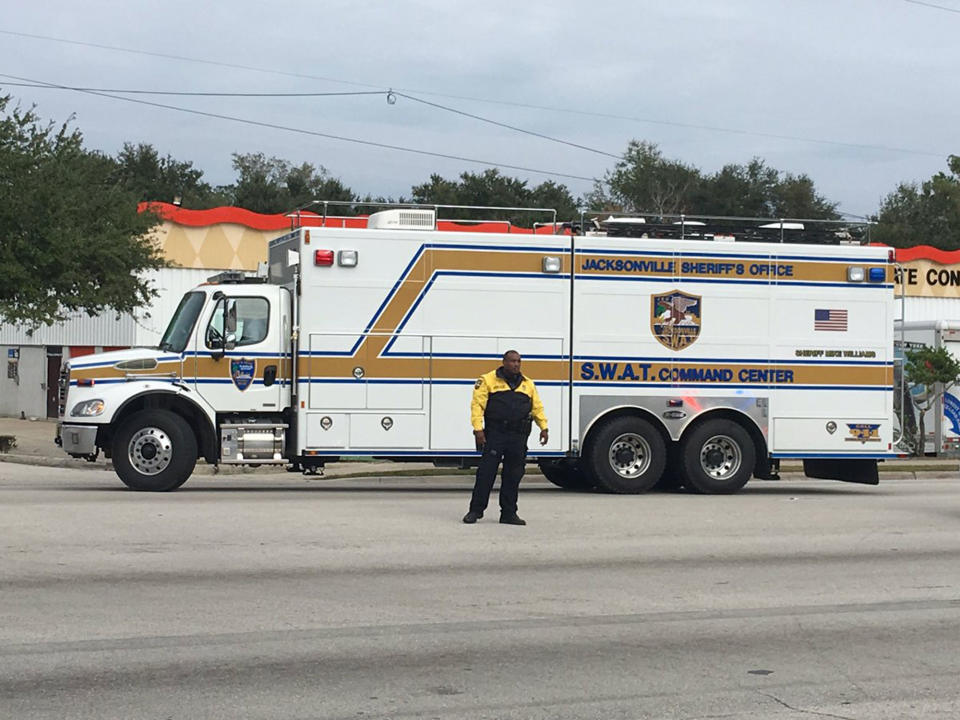 Bank robbery hostage crisis ends peacefully in Jacksonville, Fla.