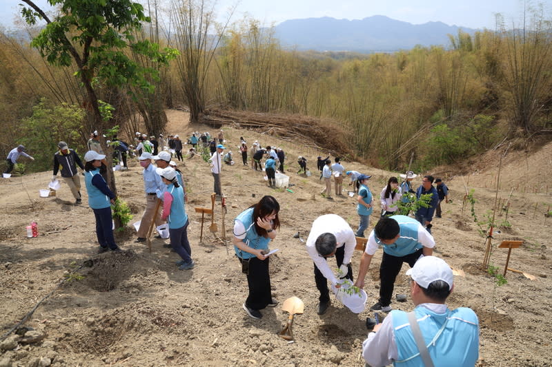 公私協力種樹  打造高雄內門防火林帶 林業及自然保育署屏東分署21日指出，與高雄巿政 府、陸軍第八軍團指揮部等單位在內門區溝坪里舉辦 植樹活動，約100人種下九芎等不易燃燒苗木共900 株，打造防火林帶。 （林業及自然保育署屏東分署提供） 中央社記者張已亷傳真  113年3月21日 