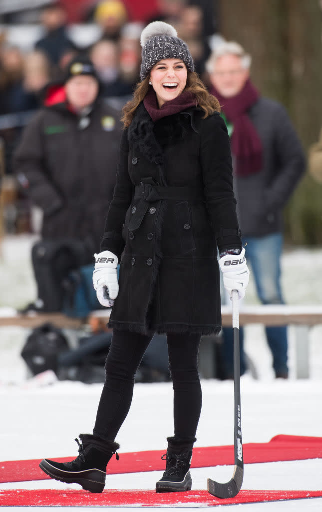 <p>Die Herzogin von Cambridge trug am ersten Tag in Stockholm einen Mantel aus Lammwolle von Burberry mit Sorel Schneeschuhen. Sie rundete den Look mit einem burgunderfarbenen Rollkragenpullover des schwedischen Labels Fjällräven und einer Bommelmütze von Eugenia Kim ab (zur Info: diese war umgehend ausverkauft).<em> [Bild: Getty]</em> </p>