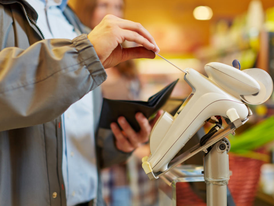 Im kommenden Jahr soll das Arbeitslosengeld an Supermarktkassen und in Drogerien bar ausgezahlt werden. Aus Jobcentern und Arbeitsagenturen wird das Bargeld dann verbannt. (Bild-Copyright: Robert Kneschke/ddp Images)