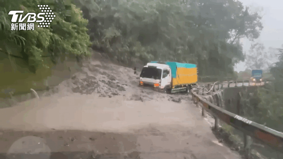 卡努遠離受外圍環流影響，中南部一帶嚴防大豪雨。（圖／TVBS）