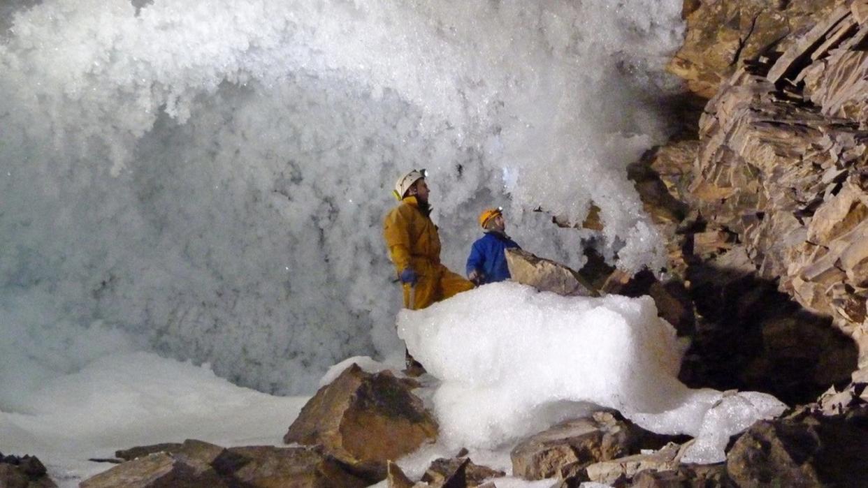 Wissenschaftler sammeln in einer Höhle in Sibirien Daten zum Permafrost.