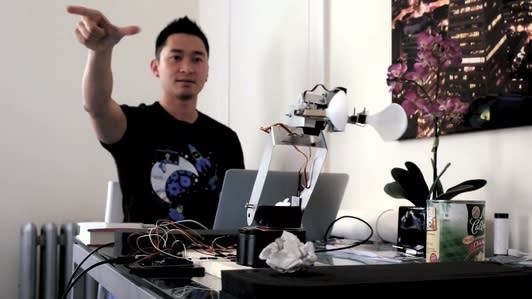  Yu Jiang Tham created this video of a robotic arm controlled in free space by Leap Motion