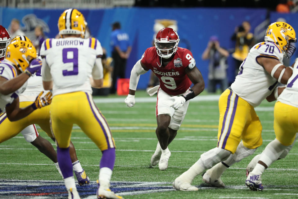 Dec. 28, 2019; Atlanta, Georgia; Oklahoma Sooners linebacker <a class="link " href="https://sports.yahoo.com/nfl/players/32693" data-i13n="sec:content-canvas;subsec:anchor_text;elm:context_link" data-ylk="slk:Kenneth Murray;sec:content-canvas;subsec:anchor_text;elm:context_link;itc:0">Kenneth Murray</a> (9) during the second half against LSU Tigers quarterback <a class="link " href="https://sports.yahoo.com/nfl/players/32671" data-i13n="sec:content-canvas;subsec:anchor_text;elm:context_link" data-ylk="slk:Joe Burrow;sec:content-canvas;subsec:anchor_text;elm:context_link;itc:0">Joe Burrow</a> (9) in the 2019 Peach Bowl college football playoff semifinal game at Mercedes-Benz Stadium. Jason Getz-USA TODAY Sports