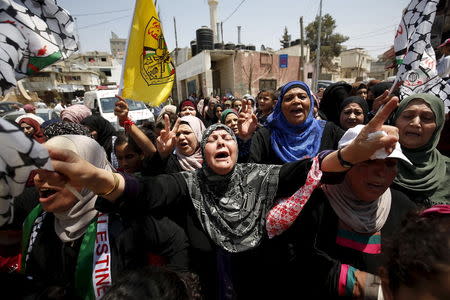 Palestinian women shout slogans during the funeral of Palestinian youth Laith al-Khaldi near the West Bank city of Ramallah August 1, 2015. REUTERS/Mohamad Torokman