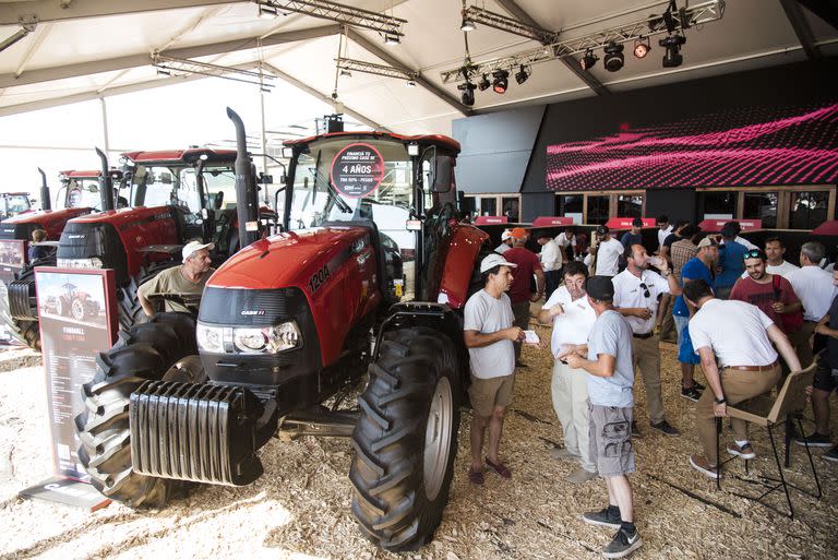 Stand de Case donde se exhiben los ultimos modelos de maqinaria agricola y tecnologia aplicada a la agro industria 
