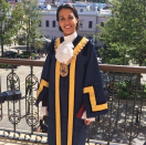 <p>La jeune femme de 30 ans a marqué une nouvelle fois l’histoire de son pays en étant la plus jeune maire de Gibraltar. Elle pose ici, le 4 avril, après la cérémonie officialisant son nouveau statut. Assistante aux ressources humaines de l’hôpital Saint Bernard, elle se lance dans le mannequinat. Deux titres de Miss plus tard, sa notoriété lui apporte le poste d’ajointe à la mairie pour enfin devenir maire. (Instagram : kaianelopez) </p>