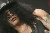 Auch Guns'n'Roses-Gitarrist Slash frönte lange dem Musiker-Credo aus Sex, Drugs & Rock 'n Roll. Vor 18 Jahren starb er sogar fast an einer Alkoholvergiftung, zeitgleich stellten die Ärzte einen Herzfehler bei Slash fest. Sie gaben ihm noch sechs Wochen zu leben. Doch der Musiker kämpfte - mit Erfolg: Er ist noch immer clean. (Bild: MJ Kim/Getty Images)