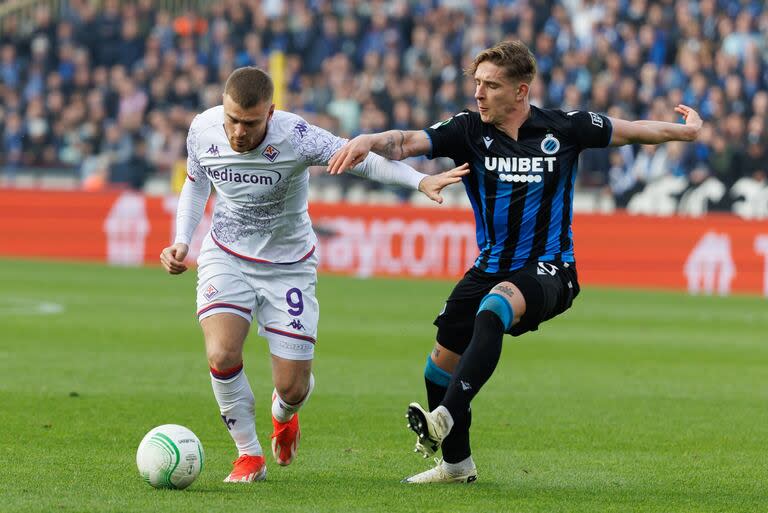 Lucas Beltrán pelea con el polaco Michal Skoras durante el partido entre Fiorentina y Brujas por la Conference League