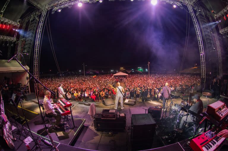 "El público argentino es increíble, siempre nos sorprende esa energía como si llevaran la cancha de fútbol a los shows. Es algo incomparable"