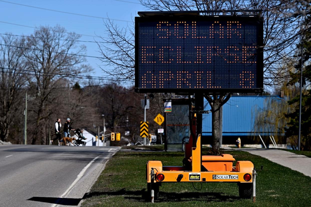 This rotating message on a digital signboard in Kingston on Sunday advises people to expect traffic delays during the eclipse. (Justin Tang/The Canadian Press - image credit)