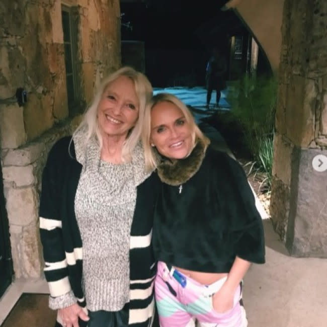 Kristin Chenoweth con su madre biológica Lynn credit:Bang Showbiz