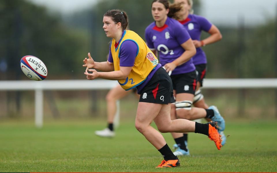 Murray plays a pass in training