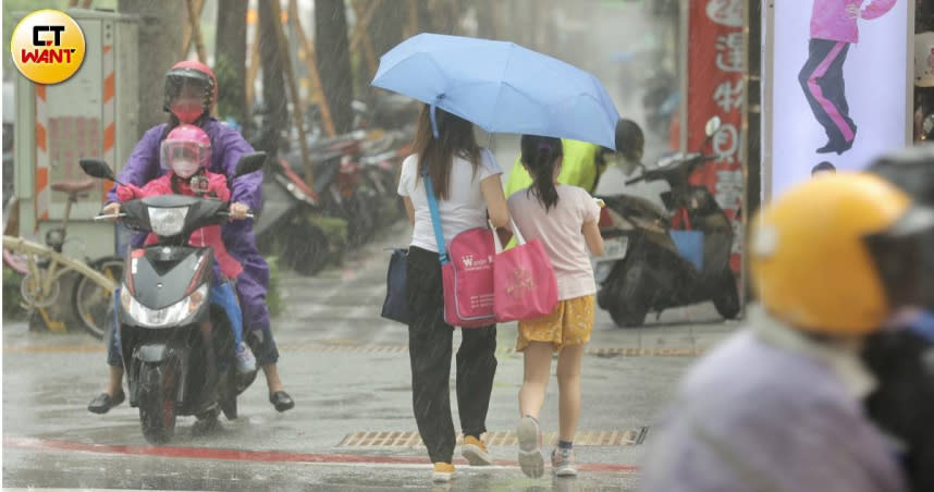 受鋒面影響，今晚起到周六白天，全台都有機會降下局部大雨、豪雨。（圖／彭子桓攝）