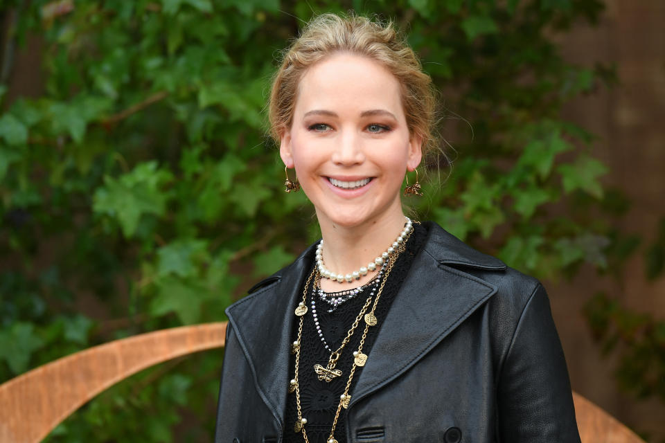 <p>Grossophobie également pour Jennifer Lawrence. Si depuis l'actrice est devenue une star incontournable, qui a même reçu un Oscar, elle a confié lors du 25ème Women in Hollywood qu'elle avait été humiliée par des producteurs au début de sa carrière. L'un d'entre eux l'avait fait se déshabiller et se mettre à côté de personnes beaucoup plus minces qu'elle "pour qu'elle réalise qu'elle était beaucoup trop grosse", avant d'exiger qu'elle perde 7 kilos en moins de deux semaines. (Photo by Stephane Cardinale - Corbis/Corbis via Getty Images)</p> 