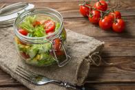 Wenn der Magen nicht mitspielt, müssen wir sogar beim Salat Abstriche machen. Rohkost ist grundsätzlich schwer verdaulich. Vor allem Gurke in Kombination mit Paprika oder Tomate könnten zu Verdauungsproblemen führen ... (Bild: iStock / Nuclear_lily)