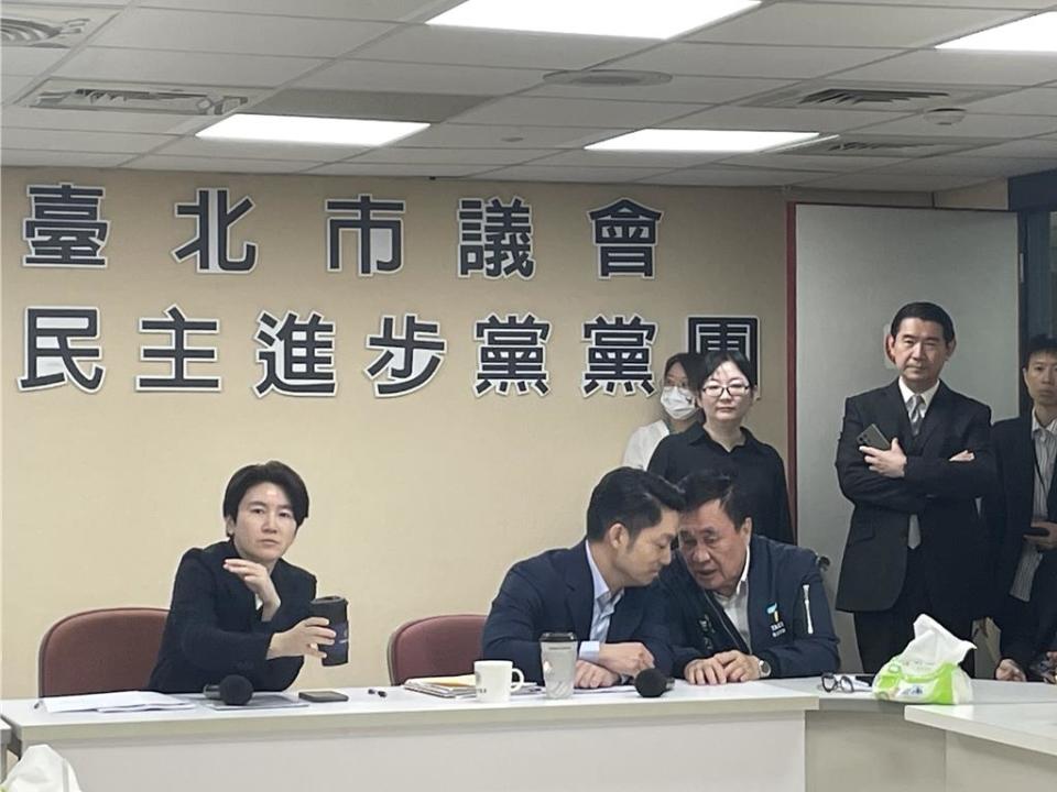 台北市長蔣萬安24日赴議會民進黨團報告重大議案。（劉彥宜攝）