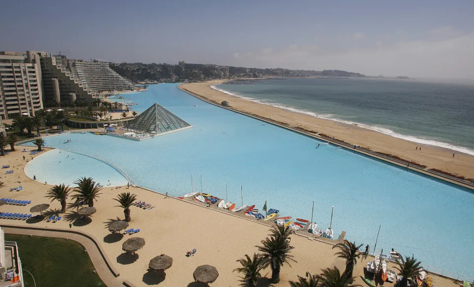 <p>La piscina mide concretamente 1.013 metros de largo y pertenece a San Alfonso del Mar, un complejo residencial situado en la ciudad de Algarrobo, en la región de Valparaíso, a unos 90 kilómetros de Santiago. (Foto: Eliseo Fernandez / Reuters).</p> 