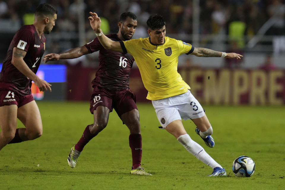 Piero Hincapié, de la selección de Ecuador, conduce el balón delante de Cristian Casseres, de Venezuela, en un encuentro de la eliminatoria mundialista, disputado el jueves 16 de noviembre de 2023 (AP Foto/Ariana Cubillos)