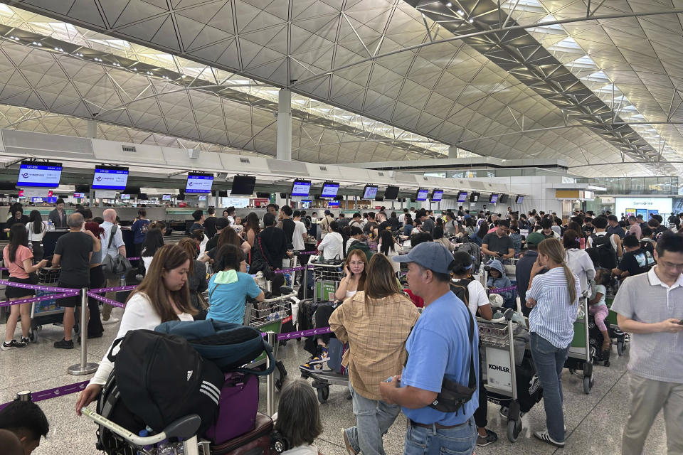 Aeropuerto Internacional de Hong Kong, donde el registro de pasajeros se ha tenido que hacer de forma manual  (AP Photo/Kanis Leung)