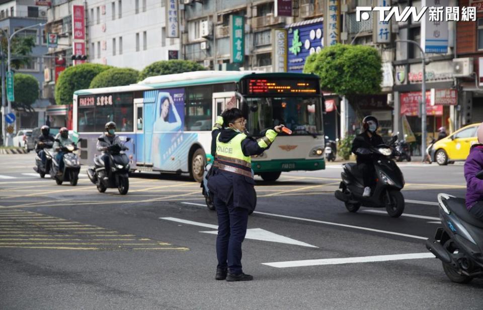 道路交通管理處罰條例近期頻繁修法，民眾謹記遵守交通規則，就不用擔心被「檢舉達人」盯上。（示意圖／記者盧逸峰攝）