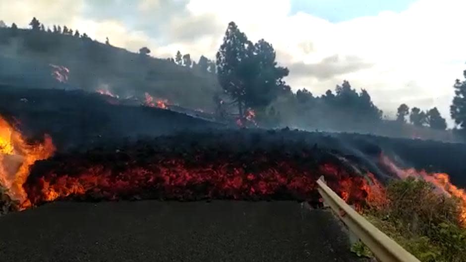 Lengua de lava en Cumbre vieja cruzando una carretera a cámara lenta en su descenso. (Imagen capturada en Youtube - TV Canarias).