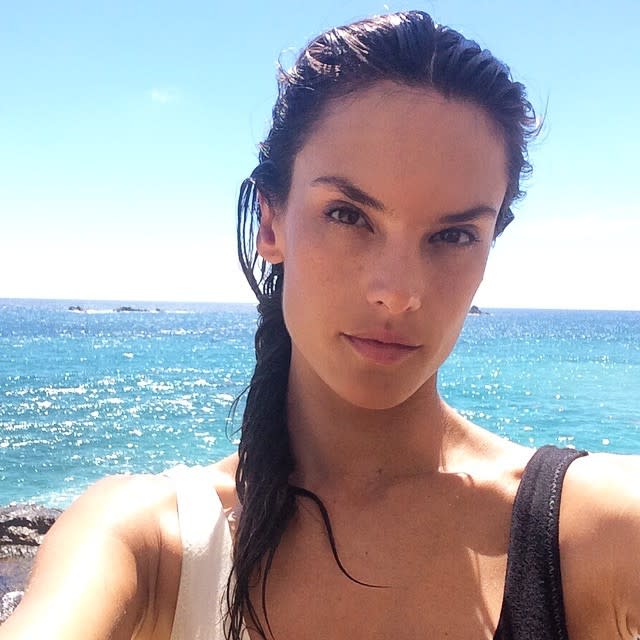 Lo mismo podríamos decir de la modelo Alessandra Ambrosio, que a sus 34 años y tras ser madre de dos hijos, sigue dándonos mucha envidia cuando la vemos posando al natural en las redes sociales. Por algo es un ‘ángel’. (Foto: Instagram / @alessandraambrosio).