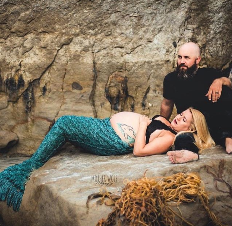 <p>Sie liegt auf seinem Schoß, während er auf einem Felsen zufrieden in die Ferne schaut – auch diese werdenden Eltern posierten für ein Mermaid-Shooting vor der Kamera. Bei der Flosse der Schwangeren handelt es sich um eine Decke der Marke „Seatail Mermaid“, die bestimmt auch nach der Schwangerschaft zum Einsatz kommen wird. (Bild: seatail_mermaid) </p>