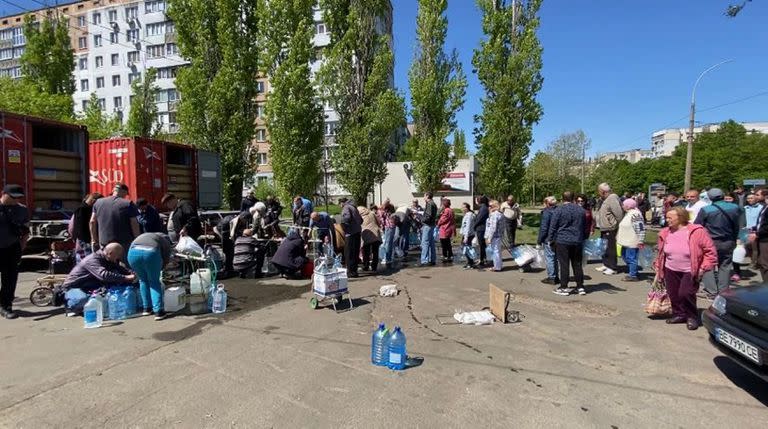 Centro municipal de  Mykolaiv, Ucrania donde reparte de manera gratuita pan, agua potable  y agua para los servicios sanitarios.