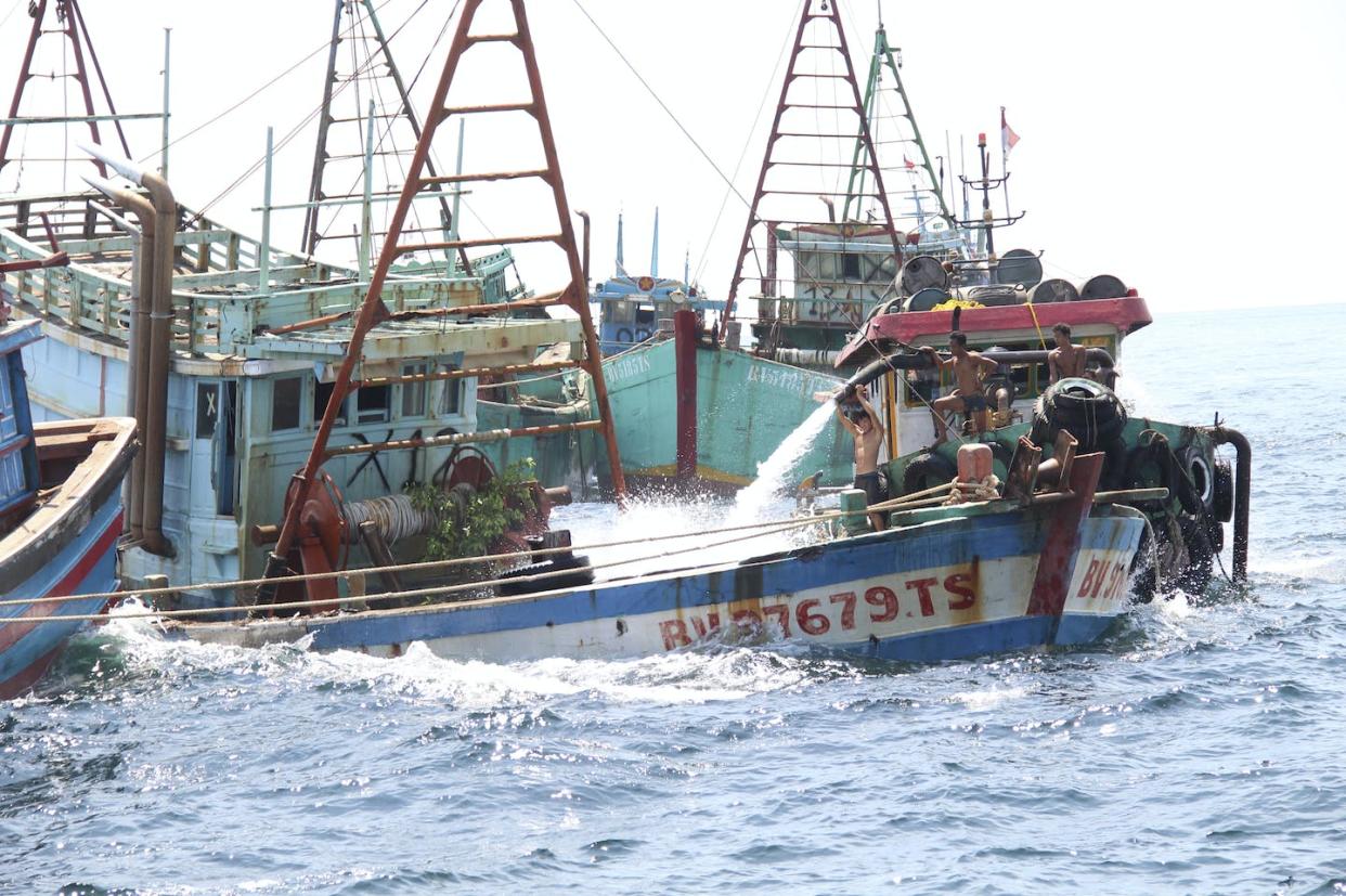 Workers flood a Vietnamese-flagged boat caught operating illegally off West Kalimantan, Indonesia on May 4, 2019 in order to sink it. <a href="https://newsroom.ap.org/detail/IndonesiaIllegalFishing/495acf8677984e80b8f47d00e0ee4d35/photo" rel="nofollow noopener" target="_blank" data-ylk="slk:AP Photos/William Pasaribu;elm:context_link;itc:0;sec:content-canvas" class="link ">AP Photos/William Pasaribu</a>