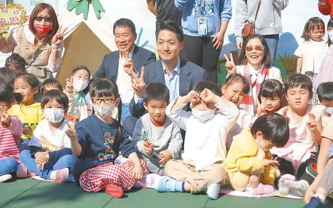 台北市長蔣萬安（中）18日出席台北市興岩社福綜合大樓啟用典禮，並且與在場的幼兒園小朋友合影留念。（季志翔攝）