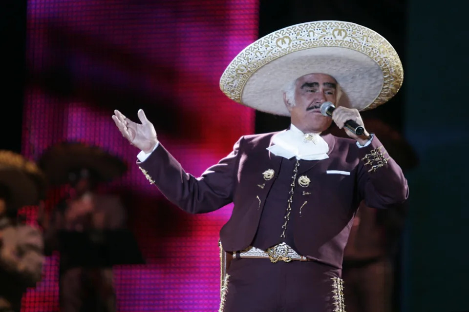 Vicente Fern&#xe1;ndez cantando/ Agencia M&#xe9;xico