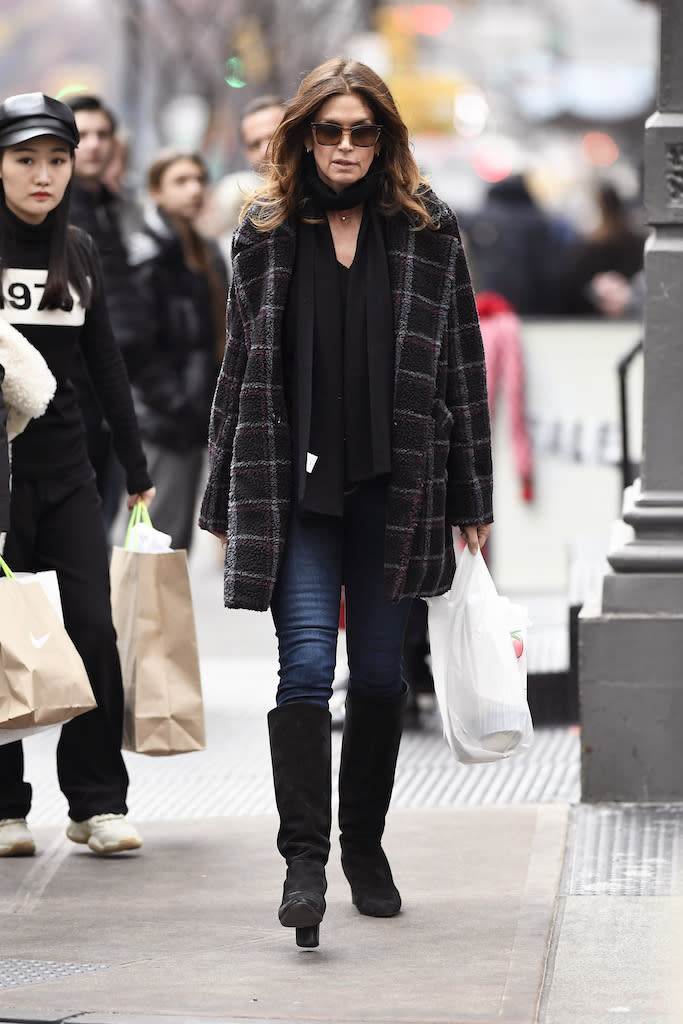 Cindy Crawford spotted getting her lunch at a local Deli Super Market in the Soho Section of New York City. Pictured: Cindy Crawford Ref: SPL5137436 271219 NON-EXCLUSIVE Picture by: Elder Ordonez / SplashNews.com Splash News and Pictures Los Angeles: 310-821-2666 New York: 212-619-2666 London: +44 (0)20 7644 7656 Berlin: +49 175 3764 166 photodesk@splashnews.com World Rights, No Portugal Rights