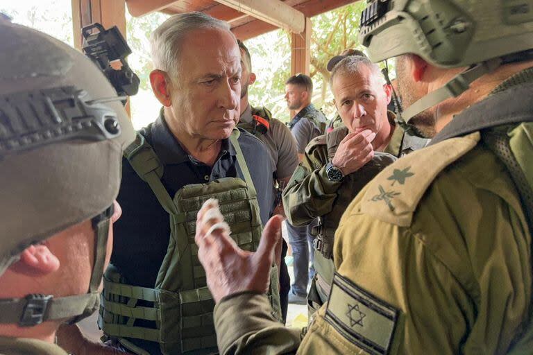El primer ministro israelí, Benjamin Netanyahu, durante una visita a los soldados en el kibutz Be'eri