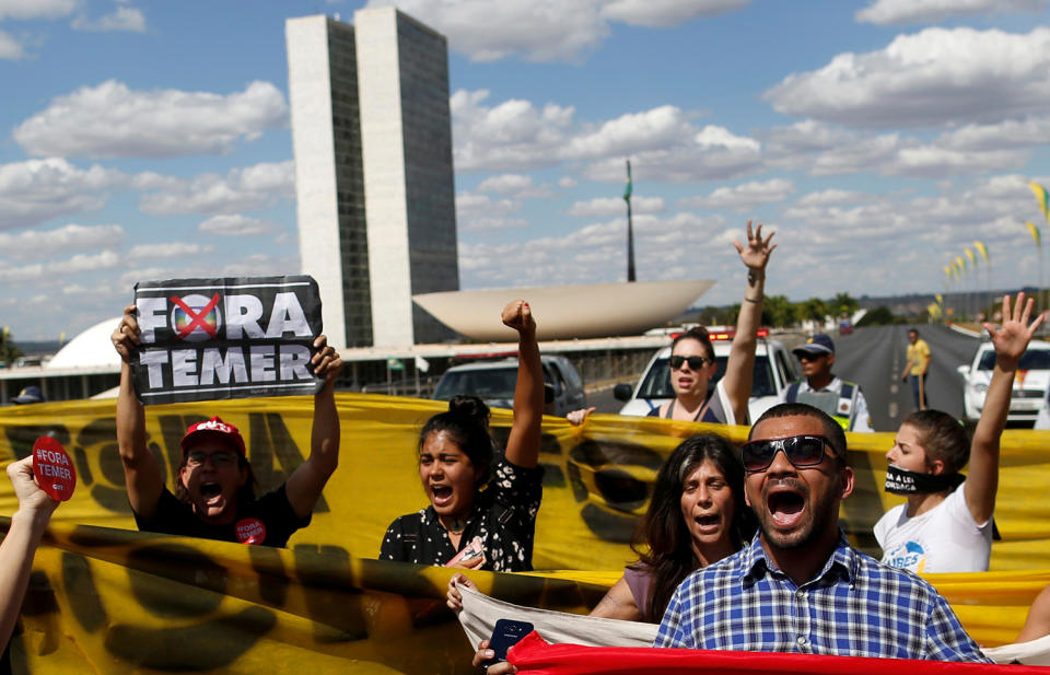 <p>Supporters of Dilma Rousseff protest in front of Brazil’s National Congress, in Brasilia, on Aug. 30, 2016. (Photo: Reuters/Bruno Kelly) </p>