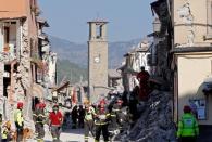 Firefighters and rescuers work following an earthquake in Amatrice, central Italy August 27, 2016. REUTERS/Ciro De Luca