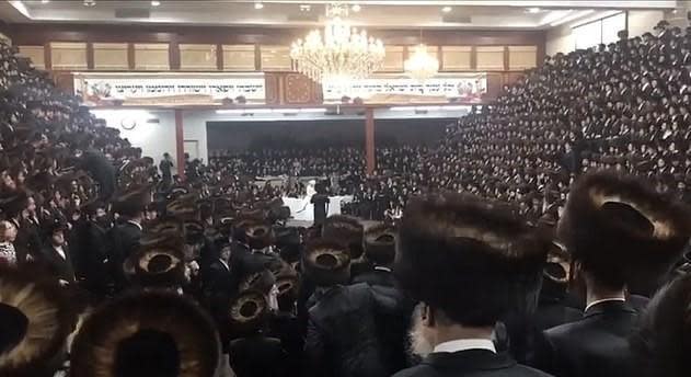 7,000人擠在位於紐約布魯克林的猶太教堂慶祝婚宴，當中沒人帶口罩。（翻攝YouTube畫面）