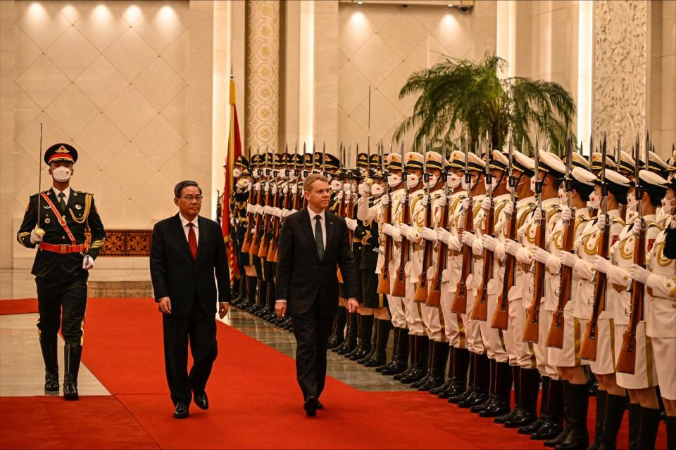 中國國務院總理李強6月28日在北京人民大會堂以盛大儀式歡迎紐西蘭總理希金斯。路透社