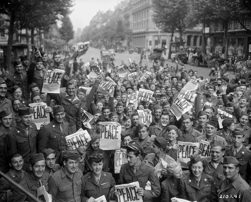 american troops celebrate japanese surrender