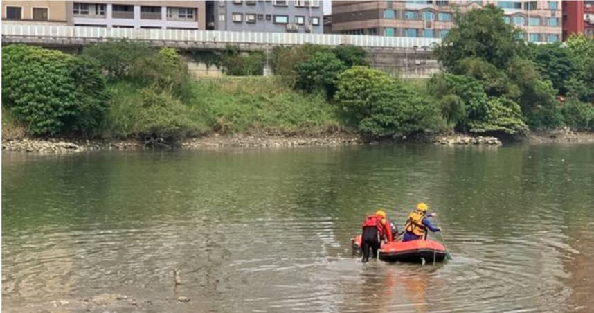 經過搜索，終於找到板男，但人已經明顯死亡。（圖／翻攝畫面）