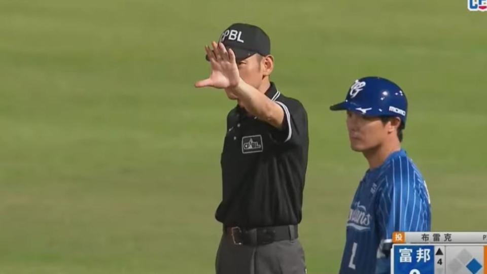 一壘審楊崇煇示意鋒總停止對判決抗議。（圖／翻攝自YouTube@CPBL）