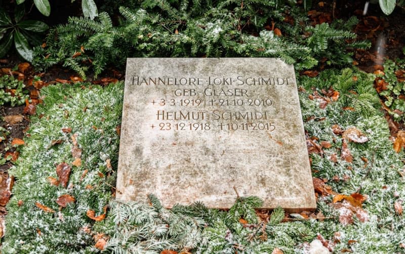 View of the grave of Helmut and Hannelore Schmidt at the cemetery in Hamburg-Ohlsdorf. Markus Scholz/dpa