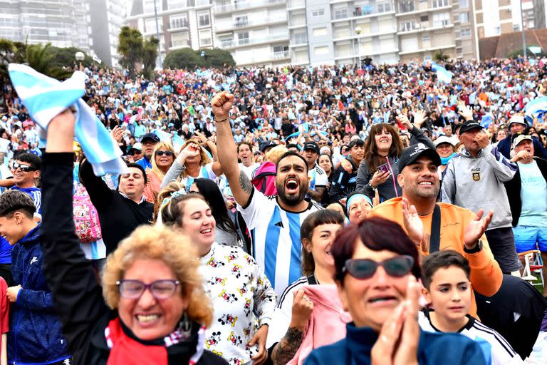 Festejos en la ciudad de Mar del Plata durante el partido de Argentina frente a México